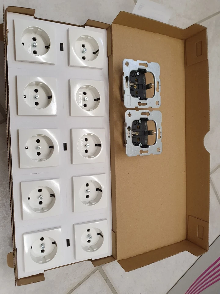 Berker Steckdosen u.P. polarweiss S.1 +Rahmen     neu - Bild 1 von 1