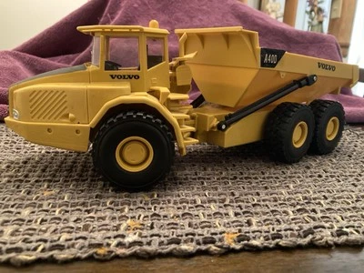 VOLVO A4OD DUMP TRUCK MODEL 1:25 DIESEL CONSTRUCTION DISPLAY ON AMT LOWBOY - Image 1 of 4