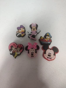 Menge 6 Mickey Mouse und Freunde Thema Jibbitz Schuh Charms für Crocs - Bild 1 von 4