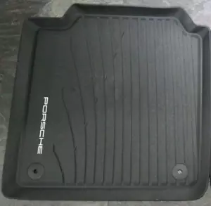 PORSCHE | ALFOMBRILLA DE PISO PANAMERA G2 PARA TODO TIPO DE CLIMA 971044800 A1E0 FABRICANTE TRASERO IZQUIERDO - Imagen 1 de 6