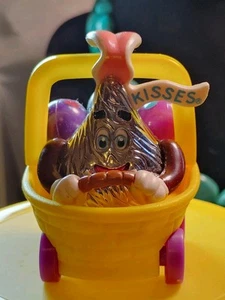 Cesto pasquale vintage Hershey's Kiss pull back veicolo uova giocattolo giallo viola - Foto 1 di 7