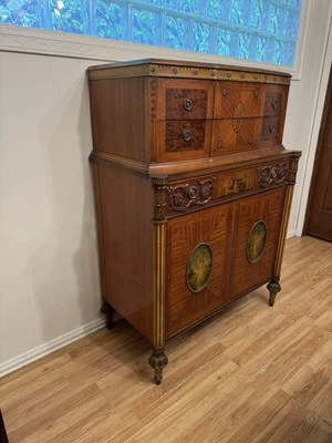 古董 19 世纪 80 年代 - 90 年代法国路易十六油漆装饰浮雕高绅士胸部 — 第 1/4 张图片