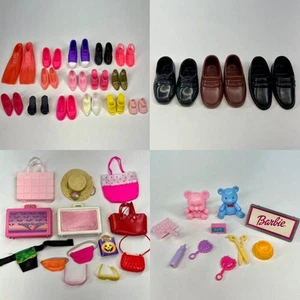 Muñeca Barbie Ken de colección lote aleatorio zapatos 18 pares carteras bolsas sombrero accesorios - Imagen 1 de 11