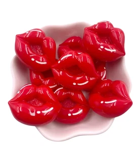 10 Trödel Charm Charms Harz Cabochon Kunststoff groß rot saftige Lippen Lippen Lippenstift Mädchen - Bild 1 von 1