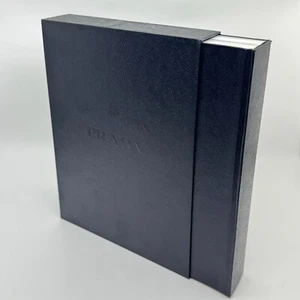 MIUCCIA PRADA, PATRIZIO BERTELLI Prada Milano das Buch (Hardcover, 2009) - Bild 1 von 8