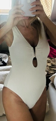 Für den edlen Auftritt – Weißer Badeanzug aus luxuriösen Stoff Gr. S- NEU !! - Bild 1 von 3