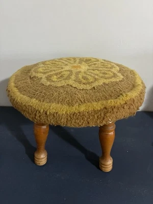 Taburete de pie de cabaña de colección gancho de cierre diseño floral 4 patas de madera Foto 1 de 4