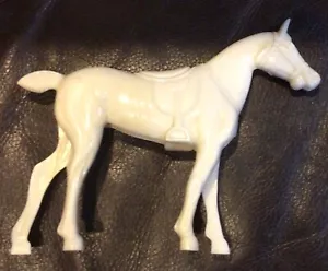 Stehendes Kunststoffpferd - Bild 1 von 6