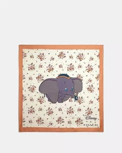 NUEVO CON ETIQUETAS Coach Disney X DUMBO ROSA RAMO ESTAMPADO SEDA BANDANA 89847 $98 - Imagen 1 de 2