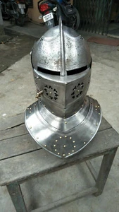 Mittelalterlicher Ritter Metallturnier Helm mit enger Rüstung Antiker Helm - Bild 1 von 6