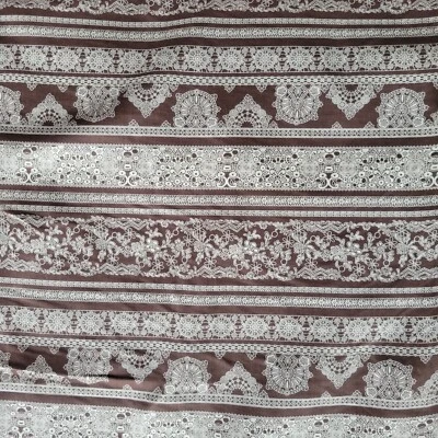 Bandas de encaje estampadas en blanco sobre gasa de algodón marrón - ¡Elegantes, elegantes! Foto 1 de 3