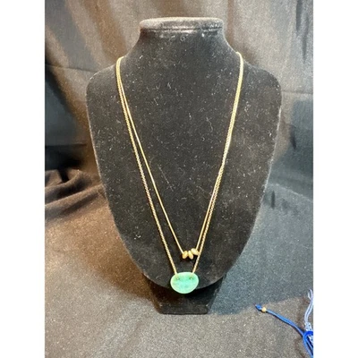 Collar con cuentas colgantes de piedras preciosas ovaladas verdes tono dorado en capas Foto 1 de 3
