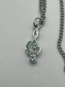 Collana catena ciondolo nota musicale chiave G cristallo azzurro tono argento - Foto 1 di 5