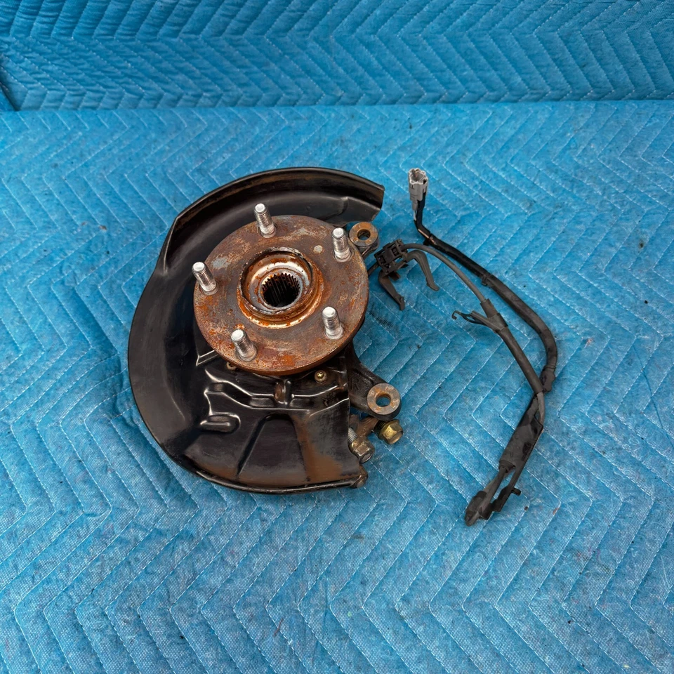 00-04 Toyota Avalon Front Passenger Right Spindle/Knuckle w/Hub OEM - Image 1 of 4