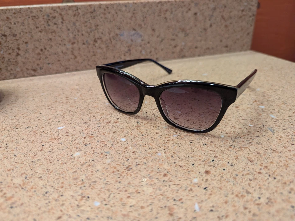 Óculos de sol Ivanka Trump armação preta lentes de fumaça edição especial tem o vermelho - Imagem 1 de 4