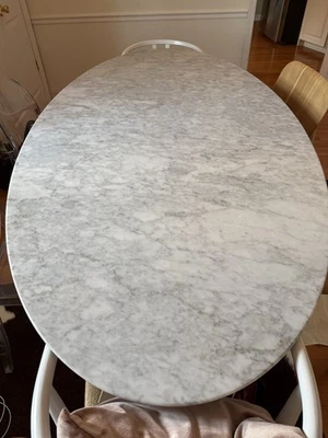 Elegante mesa de comedor estilo Saarinen de mármol Carrara - 79” ovalada Foto 1 de 4
