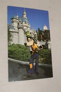 DISNEYLAND GOOFY SEE YUH IN FANTASYLAND / CASTLE POSTCARD UNUSED - Picture 1 of 2