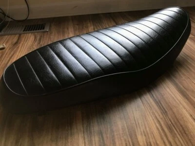 Asiento negro Triumph Thruxton Foto 1 de 4