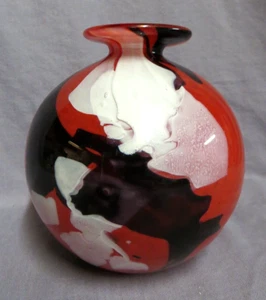 Phoenician Glass (Malta) globular art glass vase in red, white and black - Picture 1 of 12