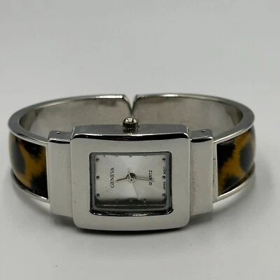 Relógio feminino Genebra tom prata chita estampa animal pulseira punho articulado nova bateria - Imagem 1 de 4