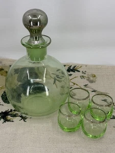 Decantador de licor de vidrio verde vintage años 50 con 4 vasos superposición de plata - Imagen 1 de 14