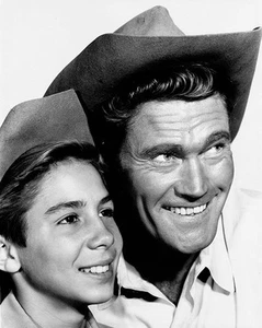 Chuck Connors, Johnny Crawford - 'Rifleman' - 8X10 - Imagen 1 de 1