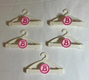 Accesorios para muñecas Barbie - 5 perchas blancas Snap N Store - Imagen 1 de 1