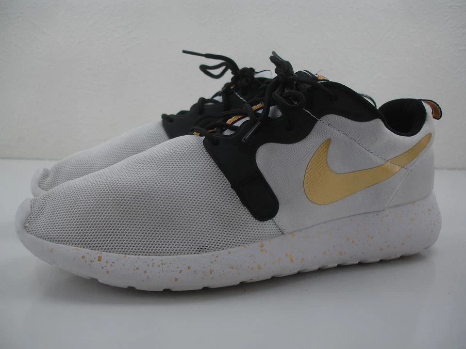 Men's 10 M Nike Roshe Run Gold Trophy Black White 669689-100 Iowa Hawkeyes Shoes - Image 1 of 4