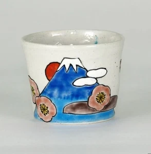 Tazza da tè giapponese porcellana Kutani Ware supporto Fuji e fiori di prugna Yunomi Giappone - Foto 1 di 2