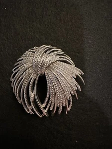 Broche prendedor vintage plateado con textura flecos arco grueso declaración años 80 - Imagen 1 de 8