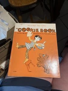 Vtg The Cookie Book By Eva Moore Cookbook 1973 Illustrated Talivaldis Paperback - Picture 1 of 1