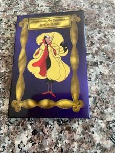 Prendedor exclusivo para miembros del elenco de Disney Store animación arte celebración Cruella De Vil - Imagen 1 de 1