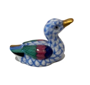 Estatuilla pequeña de pato Herend Blue Fishnet con detalles en oro de 24 quilates perfecta - Imagen 1 de 5