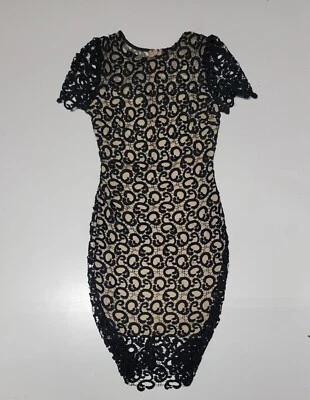 Vestido de encaje negro manga corta largo medio Vavavoom para mujer talla mediana Foto 1 de 3