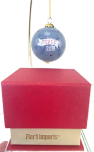 Pier 1 Imports Li Bien Peace Dove 2019 Navidad 2,5” adorno vidrio en caja - Imagen 1 de 10