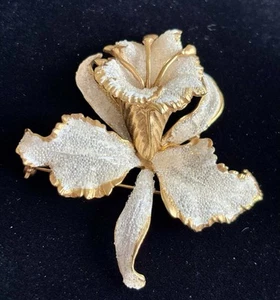 Gorgeous Vintage Signed White on Gold Orchid Brooch - Picture 1 of 8