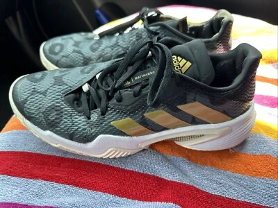 Zapato de tenis Adidas Barricade 12 para mujer 8,5 negro/dorado metálico/carbono Foto 1 de 4