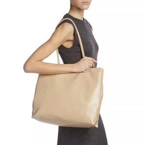 Neu mit Etikett Moschino | Große hellbraune Ledertasche mit geprägtem Logo $ 1175 - Bild 1 von 13