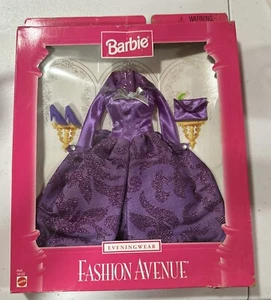 Abito lungo viola nuovo con scatola Barbie 1997 Fashion Avenue abbigliamento da sera nuovo con scatola #18120 - Foto 1 di 7