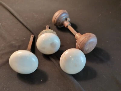 Lote antiguo primitivo perilla puerta antigua metal y cerámica blanca pátina oxidada Foto 1 de 4