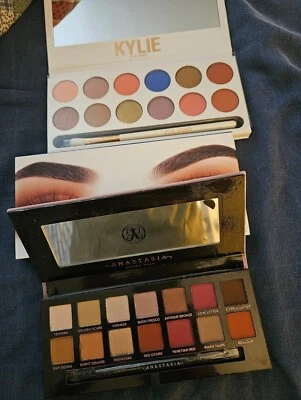 批量 2 件 Kylie 化妆品桃色和 ANASTASIA 眼影盘 全新 — 第 1/3 张图片