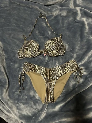 Conjunto de bikini Victoria’s Secret estampado de leopardo 34c halter top y corbata inferior Foto 1 de 4