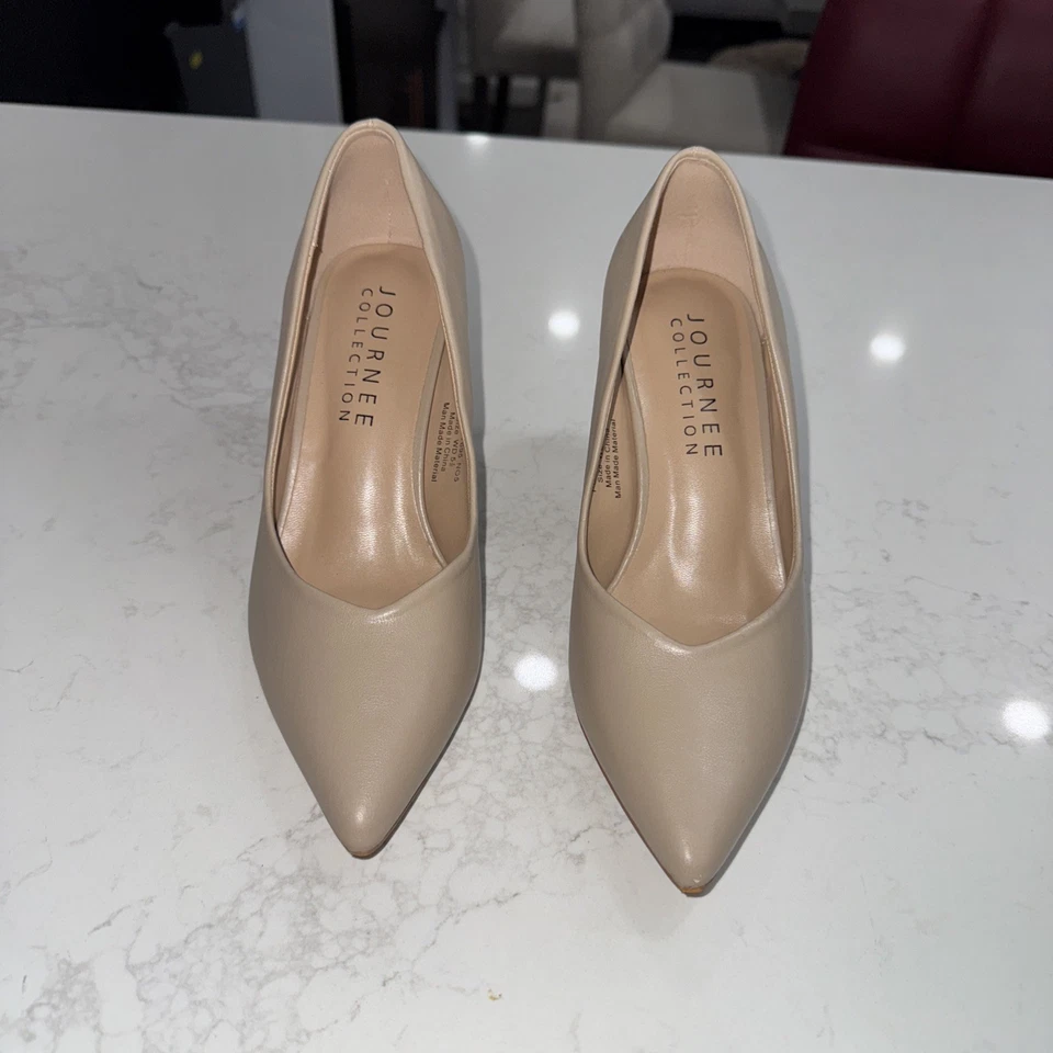 Tacones de tacón de aguja Journee Collection talla 5,5 color nude Foto 1 de 4