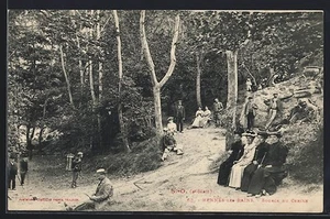 CPA Rennes-les-Bains, Source du Cercle avec des visiteurs dans la forêt - Bild 1 von 2
