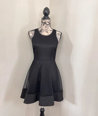 Romeo & Juliet Couture 女式黑色网眼喇叭无袖连衣裙 S 码全新带标签 — 第 1/4 张图片