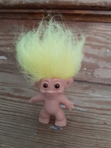 Muñeca Troll 3" Uneeda Doll Co pelo amarillo - Imagen 1 de 7