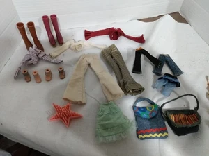 Lote de ropa para muñeca Bratz, pantalones, tops, carteras, cepillo, botas y pies - Imagen 1 de 15
