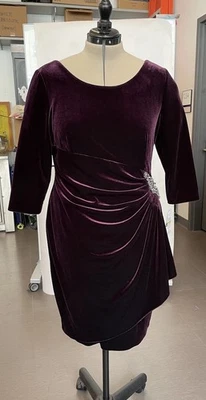 Vestido Alex Noche Terciopelo Adornado Estrás en la Cintura Color Borgoña Ciruela 14P Foto 1 de 4