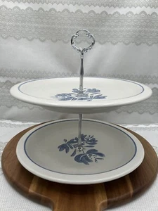 Vtg Pfaltzgraff Stoneware Yorktowne 2 Tiered Tray Modern Silver Handle - Picture 1 of 9