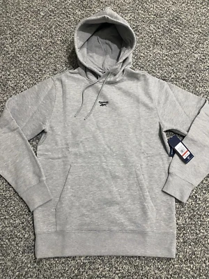 Moletom com capuz Reebok masculino acabamento algodão lã - cinza urze - Pequeno - Marca nova com etiquetas! - Imagem 1 de 4